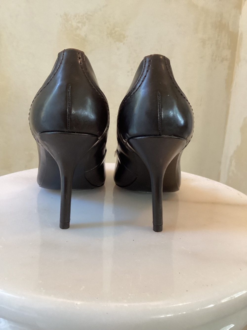 TAHARI - BROWN PATENT LEATHER HEELS - SIZE 7M - Picture 4 of 7